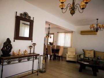 484028-house-in-meneoufull