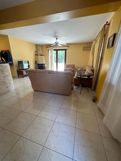 Image No.8-5 Bed House for sale