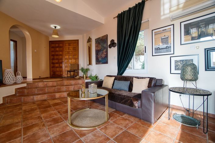 Image No.2-Maison de 5 chambres à vendre à Kamares