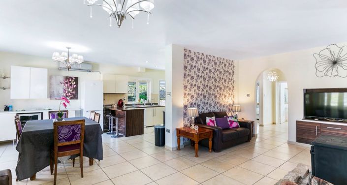 Image No.1-5 Bed House for sale