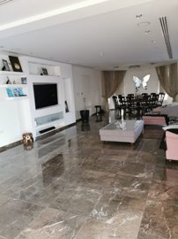 517063-house-in-oroklinifull