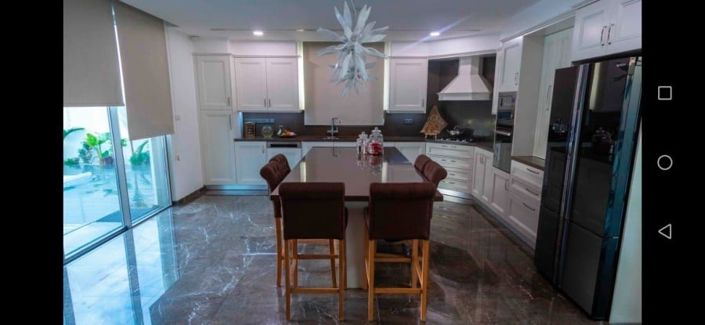 Image No.8-5 Bed House for sale