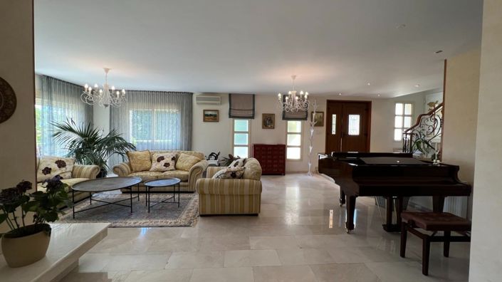 Image No.2-Maison de 5 chambres à vendre à Agios Tychonas