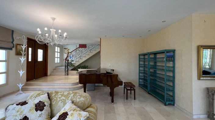 Image No.3-Maison de 5 chambres à vendre à Agios Tychonas