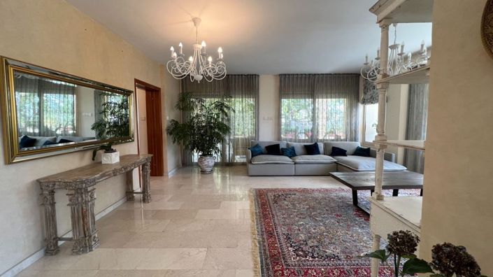 Image No.4-Maison de 5 chambres à vendre à Agios Tychonas