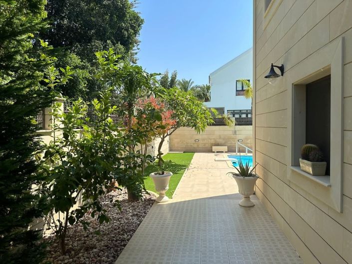 Image No.6-5 Bed House for sale