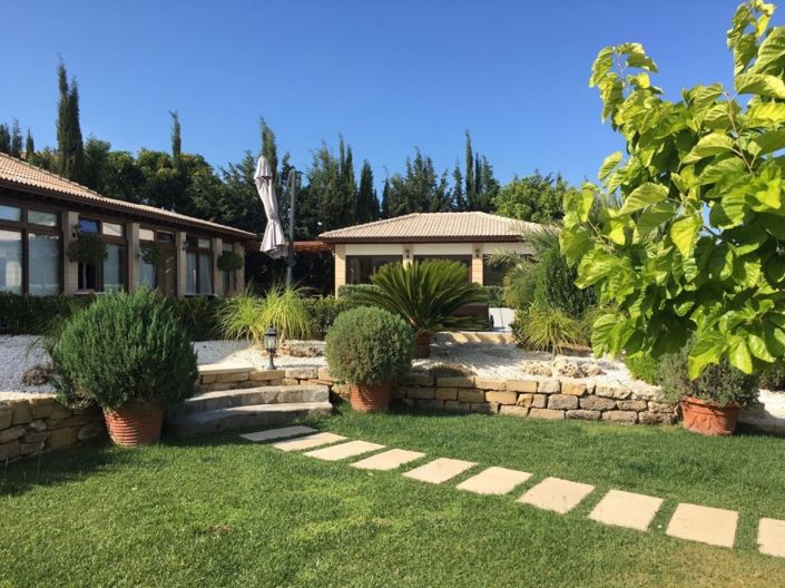 Image No.1-4 Bed House for sale