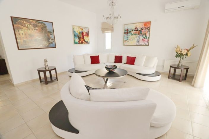 Image No.8-5 Bed House for sale