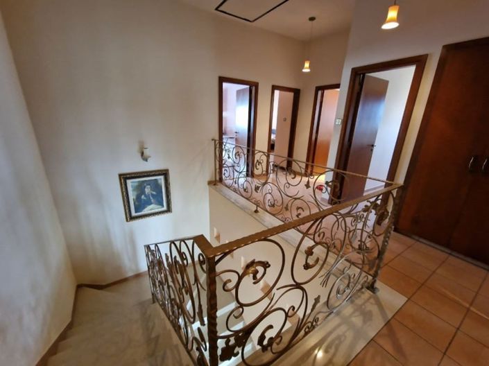 Image No.9-5 Bed House for sale