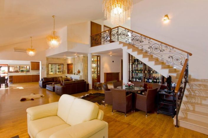 Image No.2-8 Bed House for sale