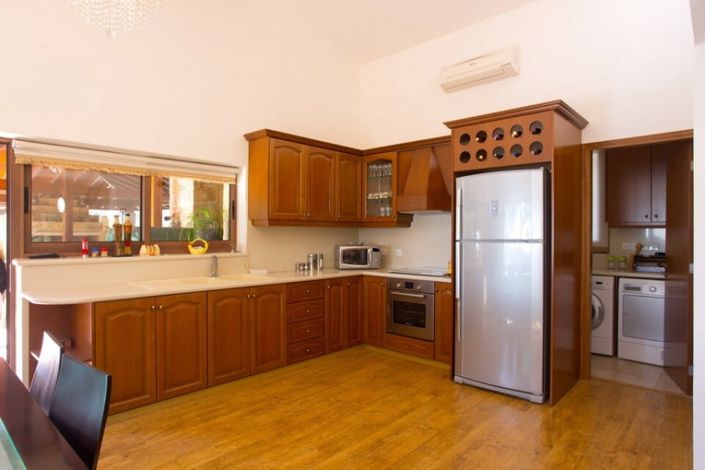 Image No.5-8 Bed House for sale