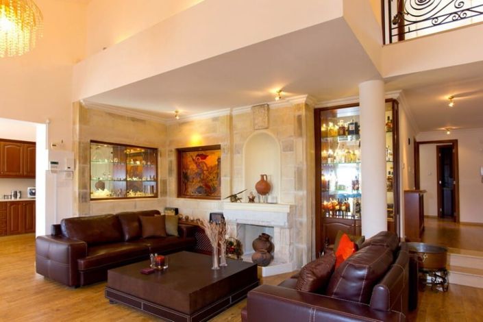 Image No.8-8 Bed House for sale