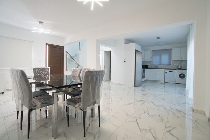 Image No.1-4 Bed House for sale
