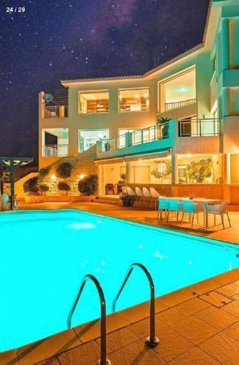 Image No.1-8 Bed House for sale