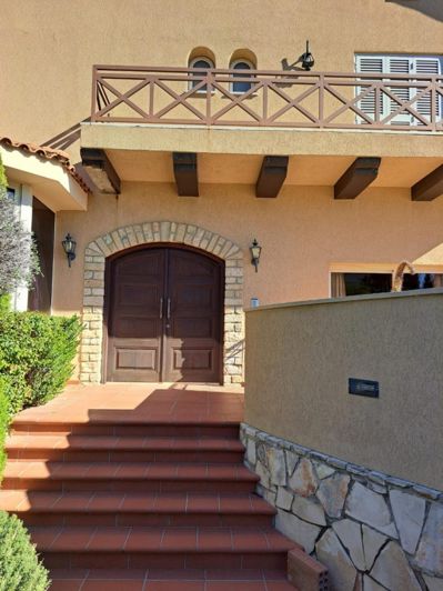 Image No.1-4 Bed House for sale