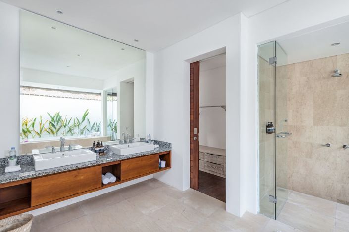 Image No.3-17 Bed Property for sale