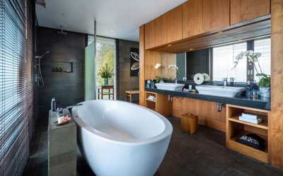 6-villa-cendrawasih-luxurious-bathroom-1