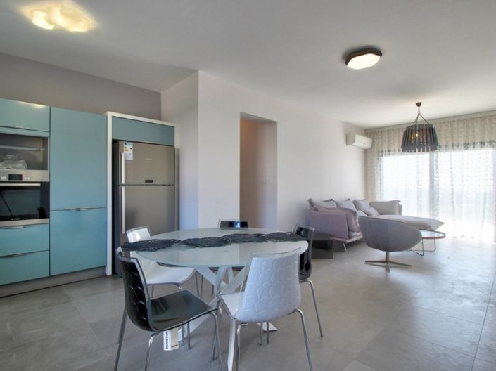 Image No.2-Appartement de 3 chambres à vendre à Mouttagiaka