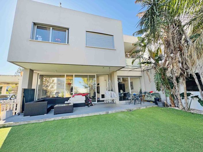 Image No.1-4 Bed House for sale