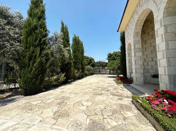 Image No.1-5 Bed House for sale