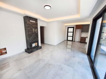1 - , Maison