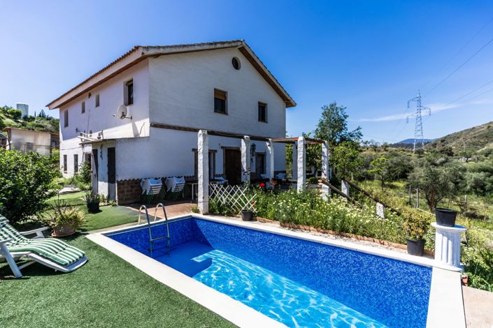 Image No.1-8 Bed House for sale