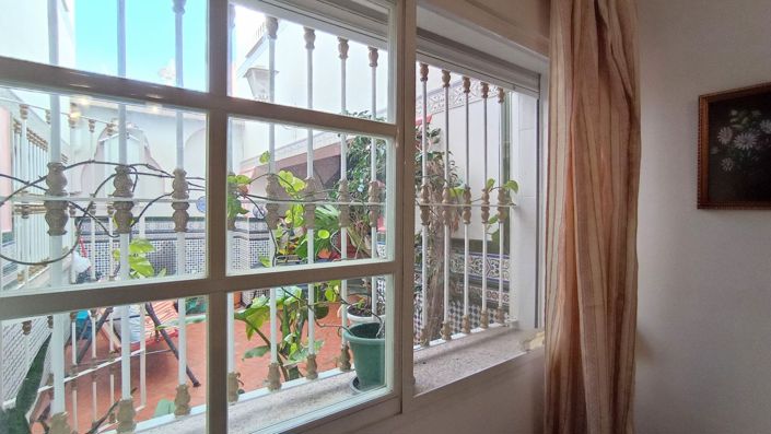 Image No.1-4 Bed House for sale
