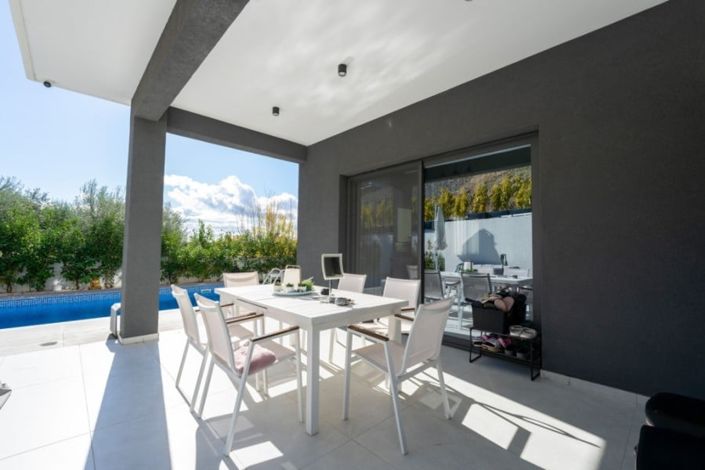Image No.1-5 Bed House for sale