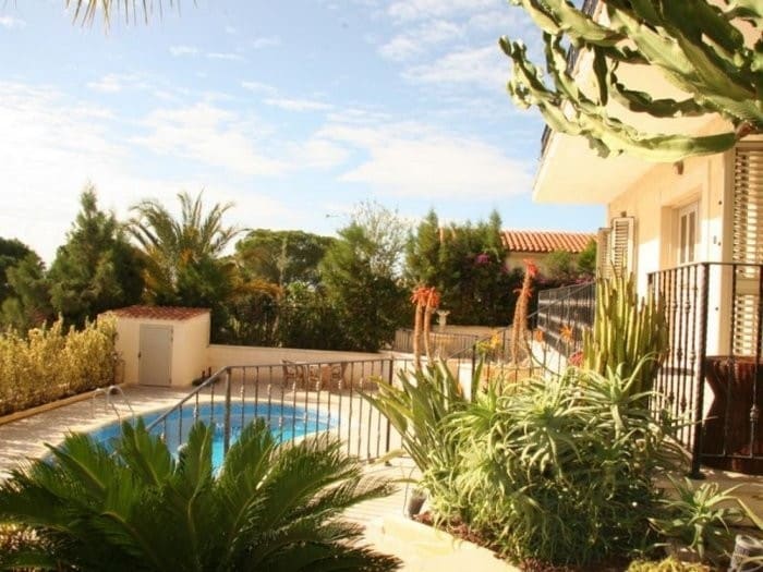 Image No.1-4 Bed House for sale