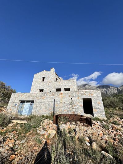 Image No.4-4 Bed Property for sale