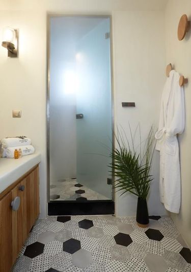 Image No.10-2 Bed Property for sale