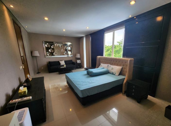 Image No.10-5 Bed Property for sale