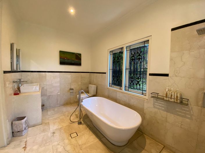 Image No.6-4 Bed Property for sale