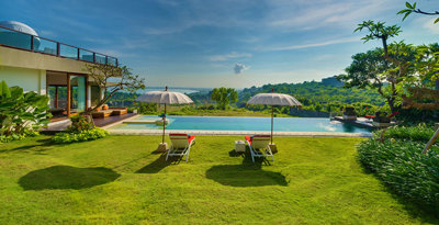 villa-2-lawn-during-the-day