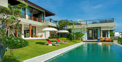 villa-3-grounds-from-pools-edge