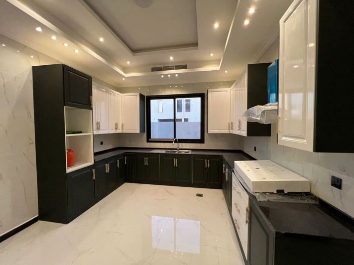 Image No.10-6 Bed Property for sale