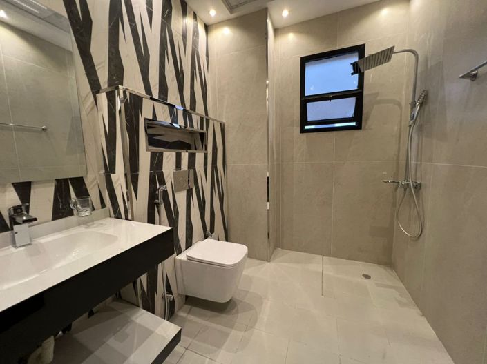 Image No.8-6 Bed Property for sale