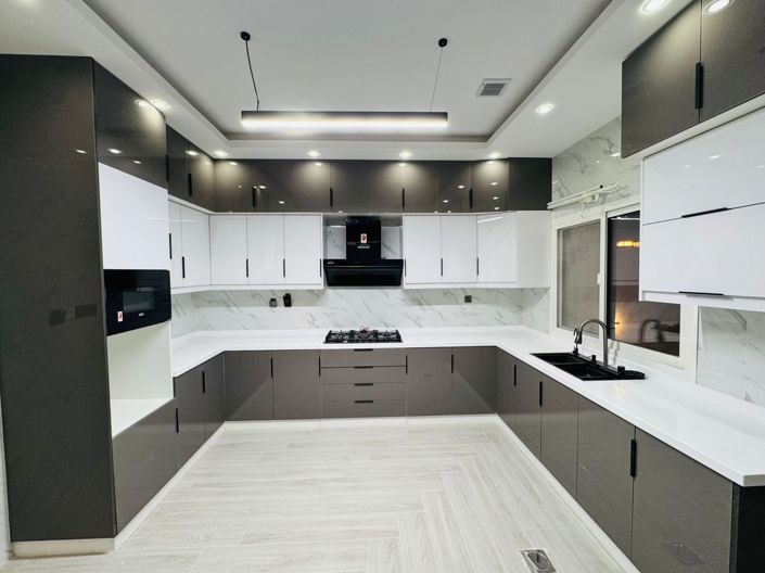 Image No.8-5 Bed Property for sale