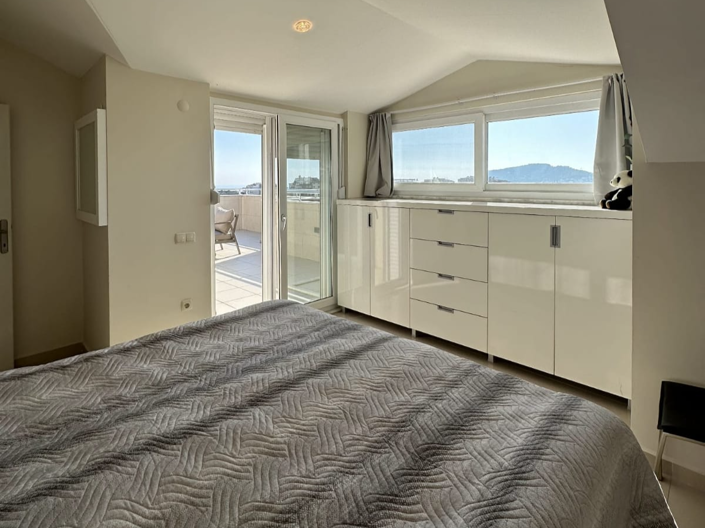 Image No.10-3 Bed Property for sale