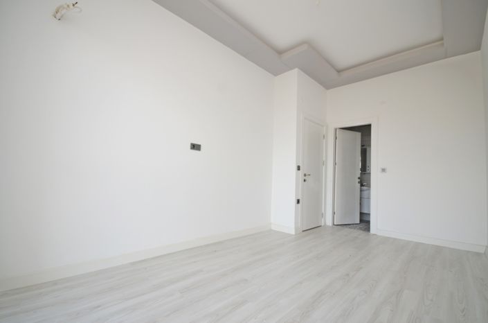 Image No.10-2 Bed Property for sale