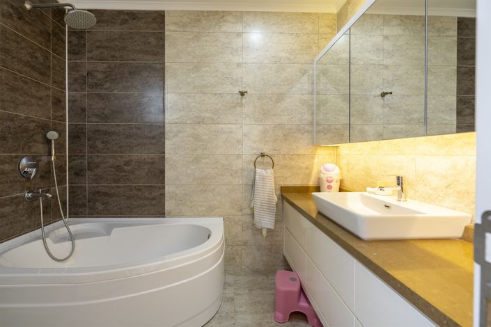 Image No.9-3 Bed Property for sale