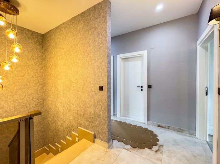 Image No.10-4 Bed Property for sale