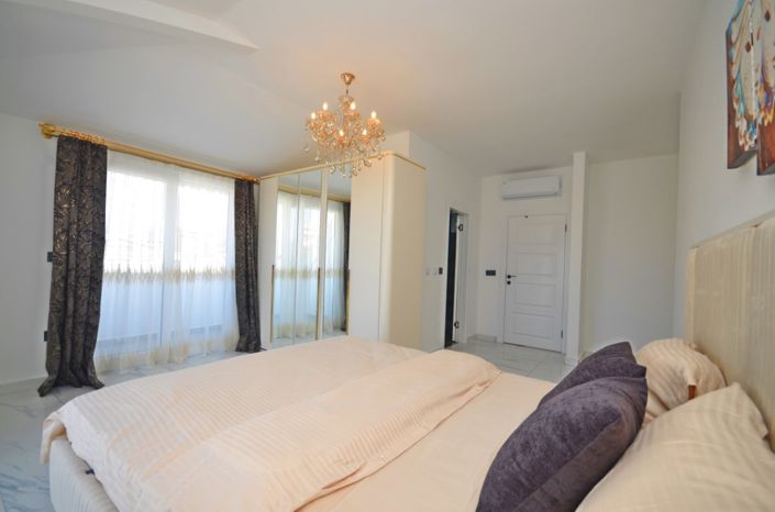 Image No.10-3 Bed Property for sale