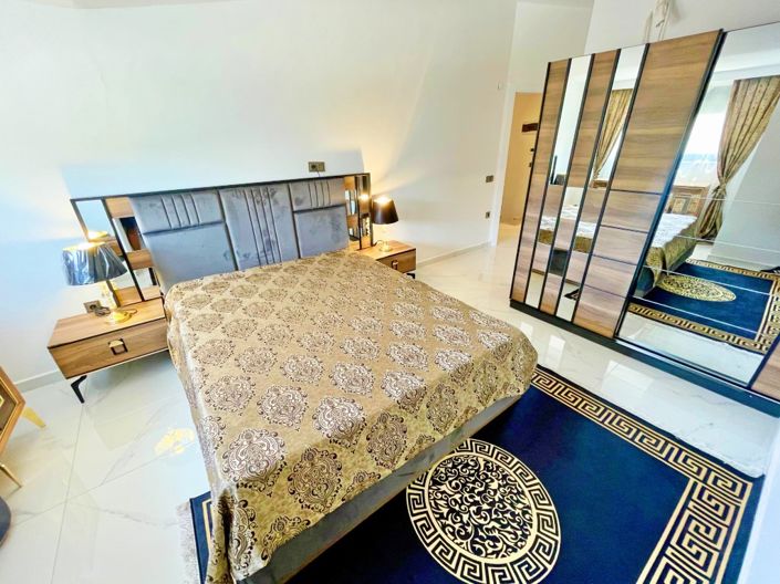 Image No.10-2 Bed Property for sale