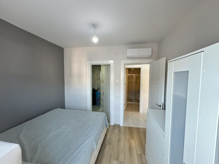 Image No.10-2 Bed Property for sale