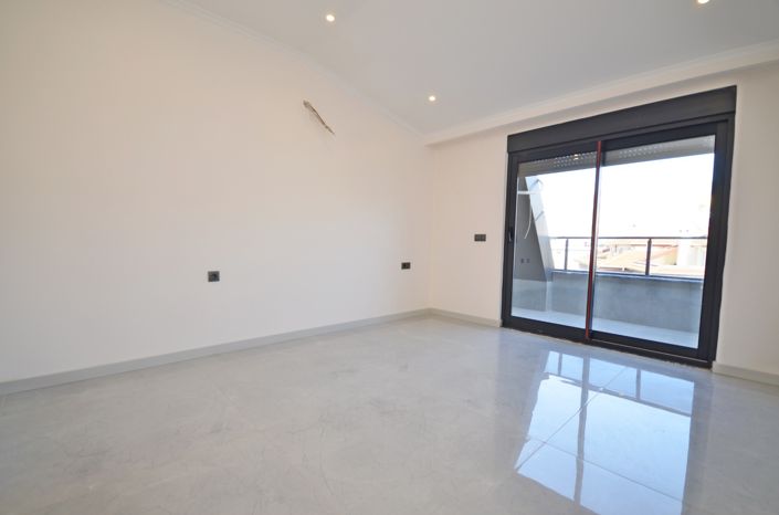 Image No.10-2 Bed Property for sale