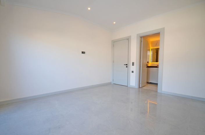 Image No.9-2 Bed Property for sale