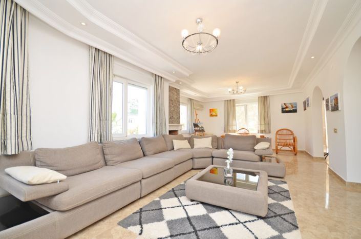 Image No.10-3 Bed Property for sale