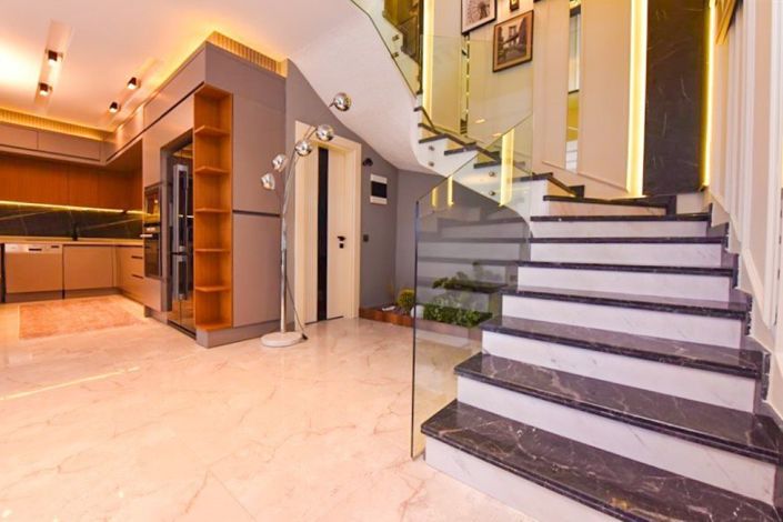 Image No.8-4 Bed Property for sale