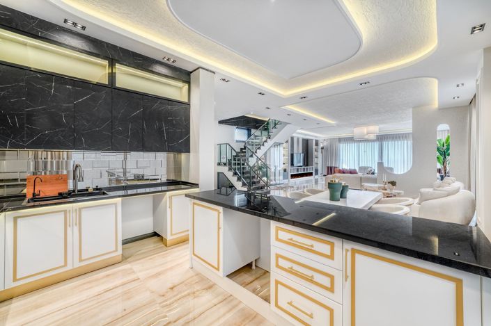 Image No.10-6 Bed Property for sale